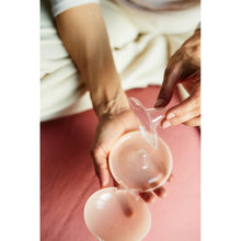 Load image into Gallery viewer, Suavinex Silicone Nipple Shields with Storage Box - S (21mm)